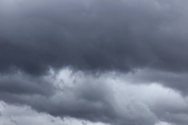 Kara gökyüzü ve yağmur bulutları