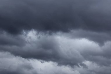 Kara gökyüzü ve yağmur bulutları