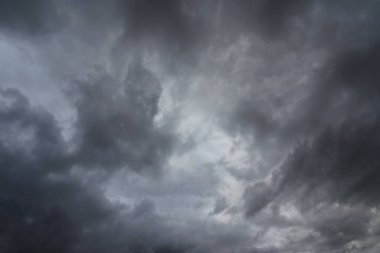 Kara gökyüzü ve yağmur bulutları