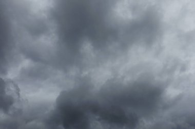 Kara gökyüzü ve yağmur bulutları
