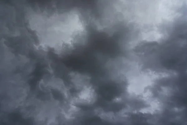 乌云密布的夜空 — 图库照片
