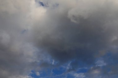 Beyaz bulutlu mavi gökyüzü