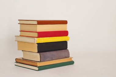 Öğrenim, okuma, okullar, kütüphaneler için kitap illüstrasyonu