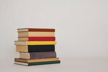 Öğrenim, okuma, okullar, kütüphaneler için kitap illüstrasyonu