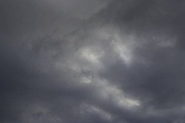 Karanlık gökyüzü, yağmur bulutları, sonbahar yağmurlu hava