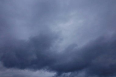 Karanlık gökyüzü, yağmur bulutları, sonbahar yağmurlu hava