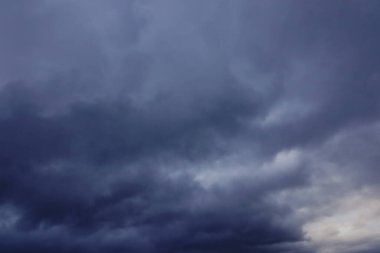 Karanlık gökyüzü, yağmur bulutları, sonbahar yağmurlu hava