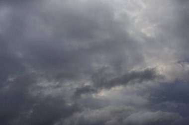 Karanlık gökyüzü, yağmur bulutları, sonbahar yağmurlu hava