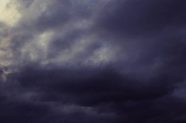 Karanlık gökyüzü, yağmur bulutları, sonbahar yağmurlu hava