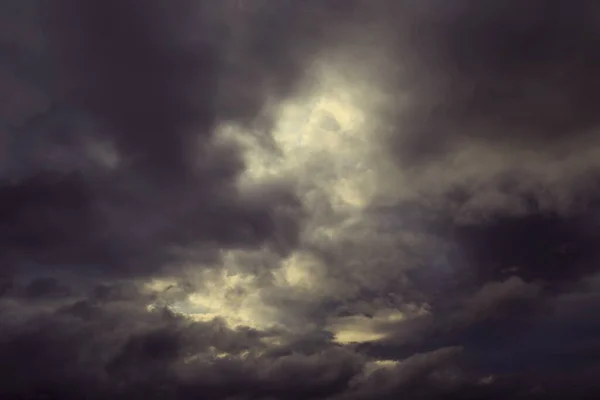 雨の雲 秋の雨の天気と暗い空 — ストック写真