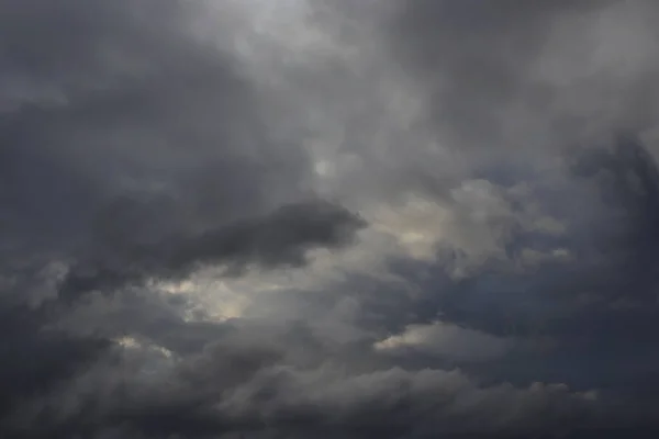 雨の雲 秋の雨の天気と暗い空 — ストック写真