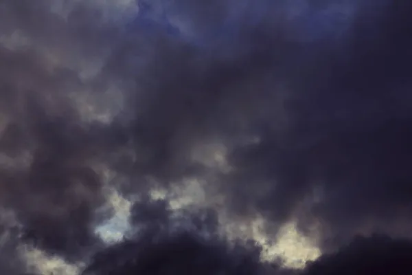 비구름낀 어두운 비오는 — 스톡 사진