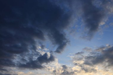 Koyu bulutlu Mavi Gökyüzü