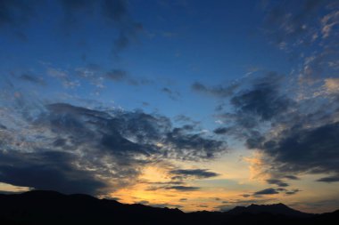 Koyu bulutlu Mavi Gökyüzü