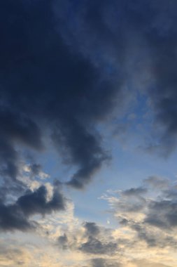 Koyu bulutlu Mavi Gökyüzü