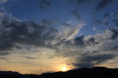 Koyu bulutlu Mavi Gökyüzü