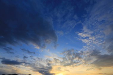 Koyu bulutlu Mavi Gökyüzü