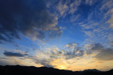 Koyu bulutlu Mavi Gökyüzü