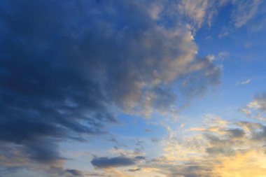 Koyu bulutlu Mavi Gökyüzü