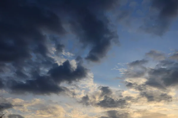 Cielo Blu Con Nuvole Scure — Foto Stock