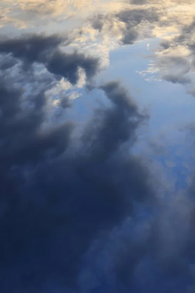 Cielo Azul Con Nubes Oscuras — Foto de Stock