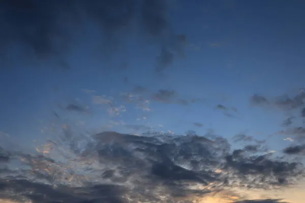 青い空と暗い雲 — ストック写真