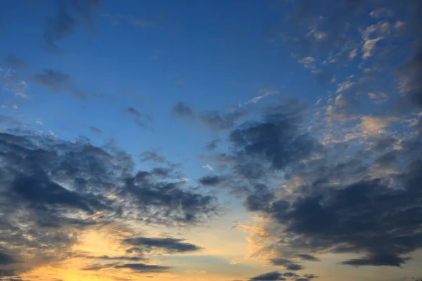 Blauwe Lucht Met Donkere Wolken — Stockfoto
