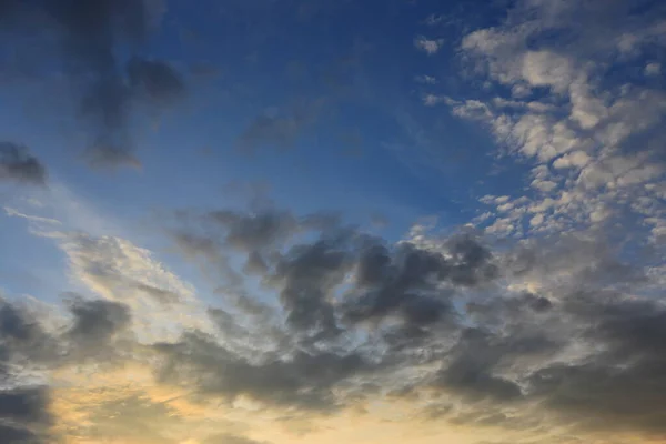 Голубое Небо Темными Облаками — стоковое фото