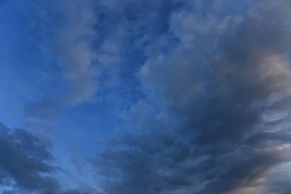 青い空と暗い雲 — ストック写真