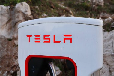 Tesla, Hırvatistan 'ın güneyinde, Vrgorac' ta, Split ve Dubrovnik arasındaki elektrikli otomobiller için şarj istasyonu