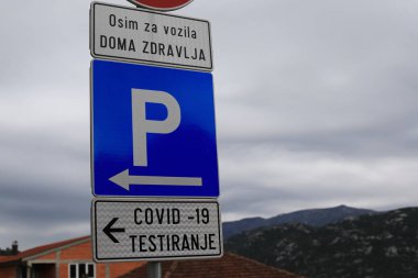 Covid 19 testi için hastanenin önünde imza atın.
