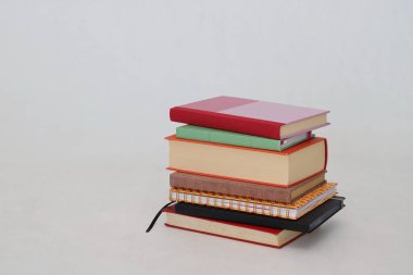 Beyaz arkaplan üzerine kitap yığını