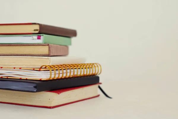 Montón Libros Sobre Fondo Blanco — Foto de Stock