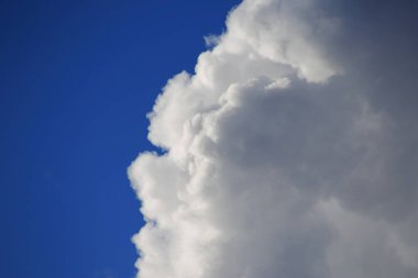 Beyaz bulutlu mavi gökyüzü