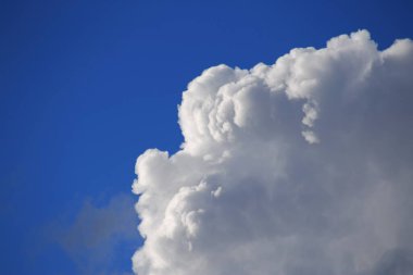 Beyaz bulutlu mavi gökyüzü