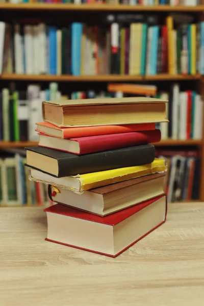 Пачка Книг Столе Библиотеке — стоковое фото