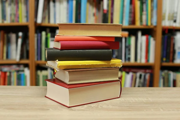 Egy Halom Könyv Asztalon Könyvtárban — Stock Fotó