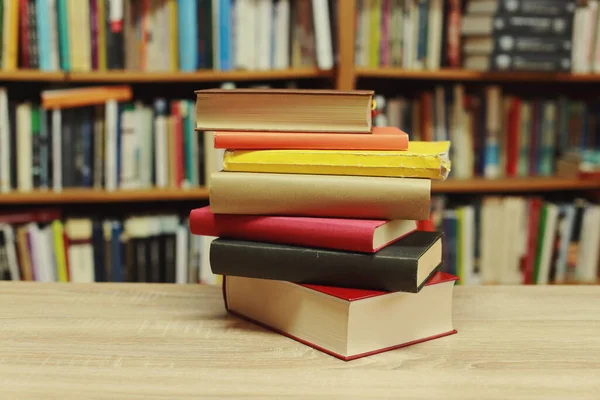 Montón Libros Mesa Biblioteca — Foto de Stock