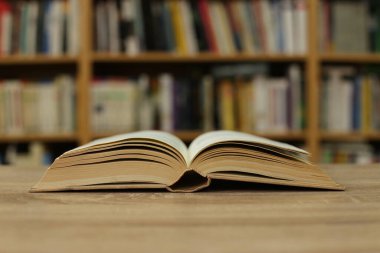 Kütüphanede masada kitap aç