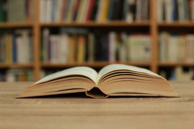 Kütüphanede masada kitap aç