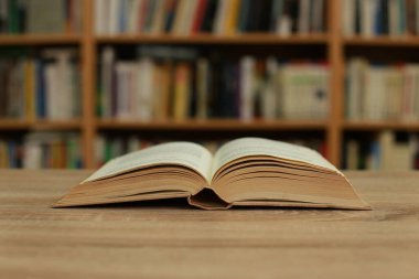 Kütüphanede masada kitap aç