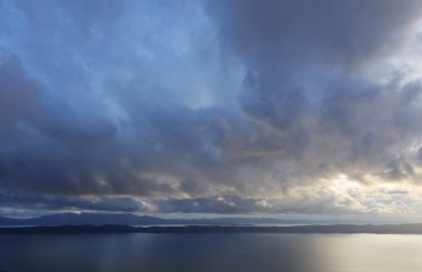 Denizin üzerinde kara yağmur bulutları