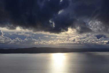 Denizin üzerinde kara yağmur bulutları