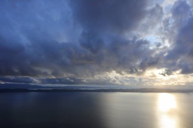 Denizin üzerinde kara yağmur bulutları