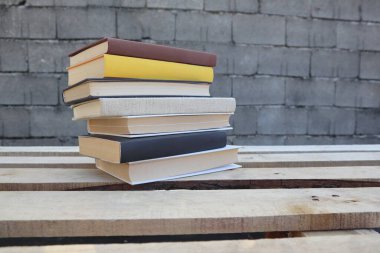 Ahşap bir kutuda kitaplar, endüstriyel bir ortamda kitaplar.