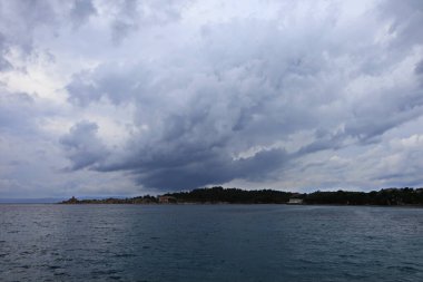 Adriyatik Denizi üzerindeki bulutlu gökyüzü