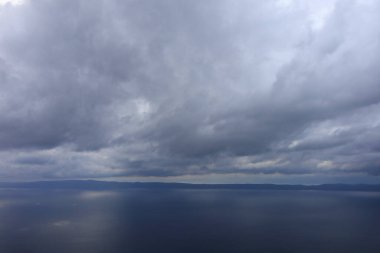 Adriyatik Denizi üzerindeki bulutlu gökyüzü