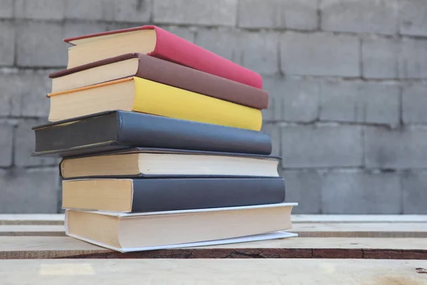 Libros Una Caja Madera Libros Entorno Industrial — Foto de Stock