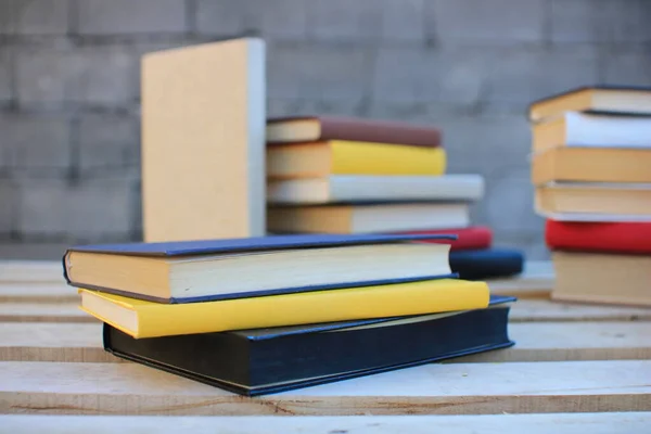 Libros Una Caja Madera Libros Entorno Industrial — Foto de Stock