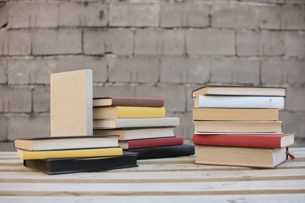 Libros Una Caja Madera Libros Entorno Industrial — Foto de Stock